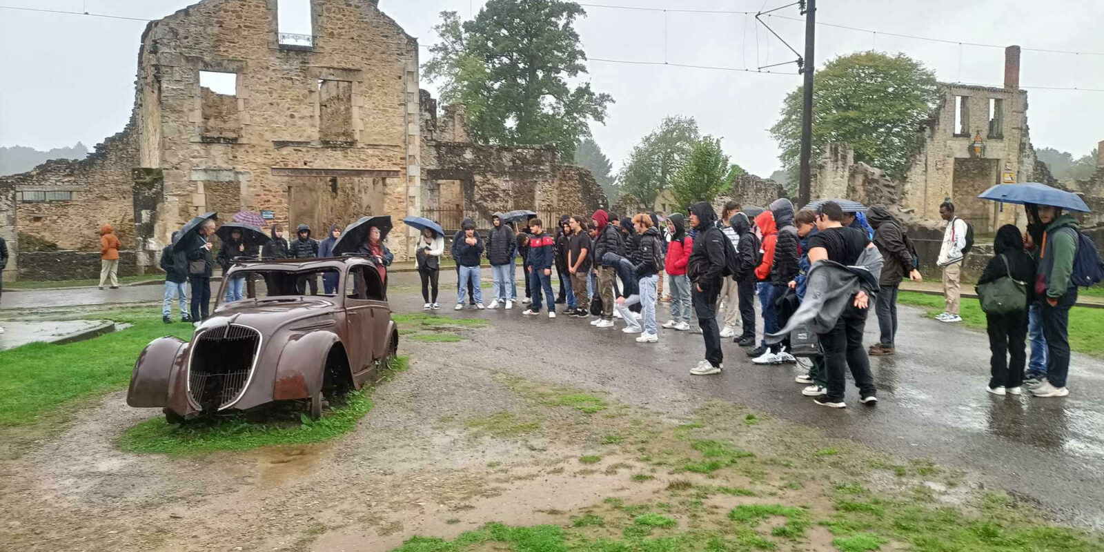 Les élèves devant la carcasse Oradour Sur Glane