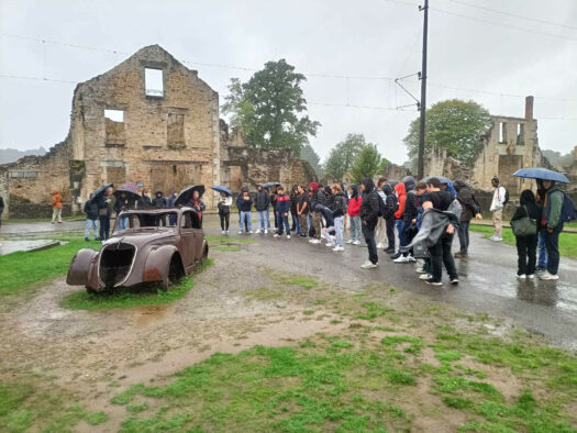 Les élèves devant la carcasse Oradour Sur Glane